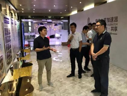 江西赣江新区一行领导到巅峰国际加速器考察调研
