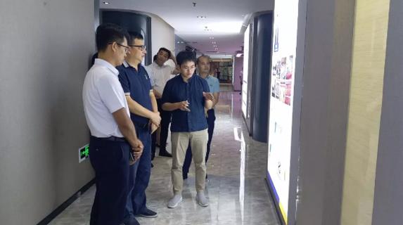 江西赣江新区一行领导到巅峰国际加速器考察调研